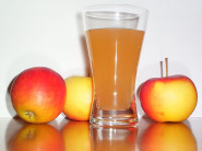 Apple_juice_with_3apples